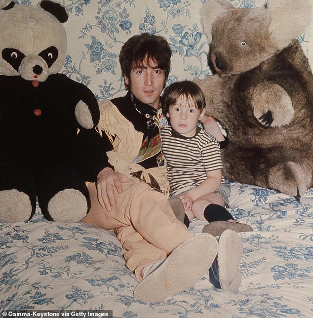 Spotted Dad: John dan Julian difoto bersama pada tahun 1968 di Liverpool