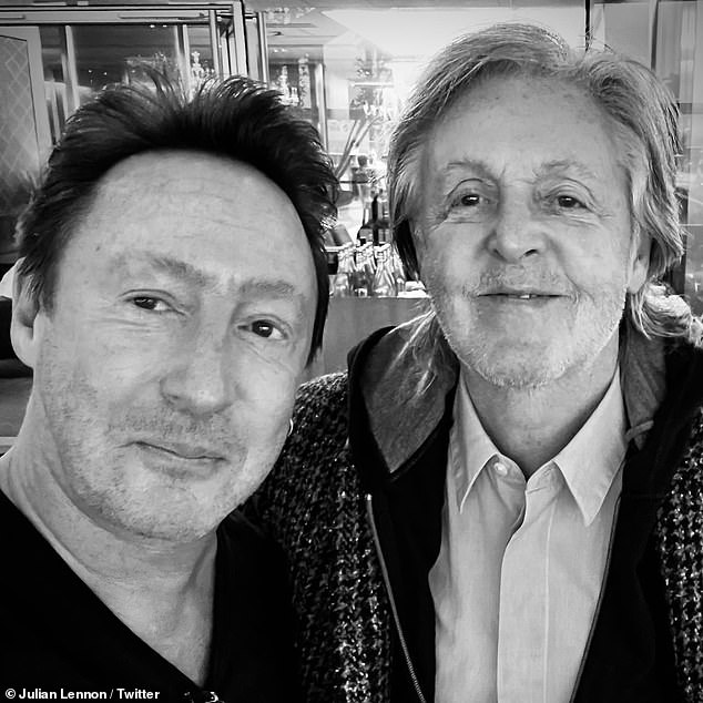 Sangat menyenangkan!  Putra John Lennon, Julian (kiri) menulis di Twitter pada hari Sabtu setelah menabrak rekan almarhum ayahnya, Sir Paul McCartney (kanan) di ruang tunggu bandara.