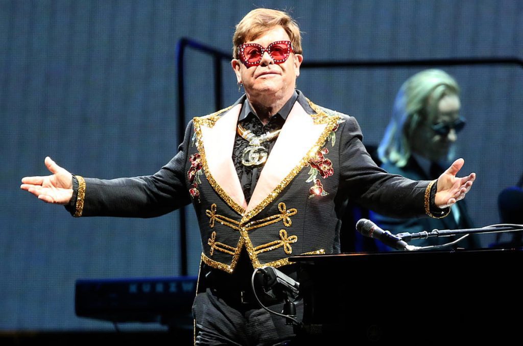 Elton John siap mencapai puncaknya dengan tanggal tur AS terakhir dan sepasang 10 hit teratas di tahun 2022.