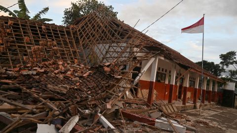 Runtuhnya gedung Sekolah Cianjur pasca gempa.