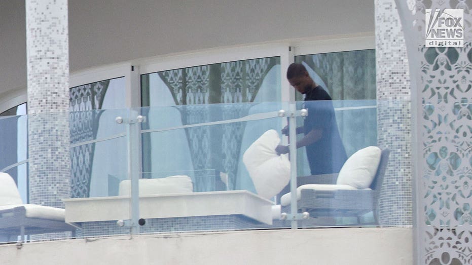 Seorang pria menyiapkan balkon penthouse Sam Bankman-Fried