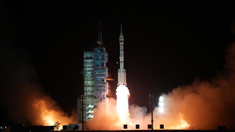 China meluncurkan 3 astronot ke stasiun luar angkasa baru