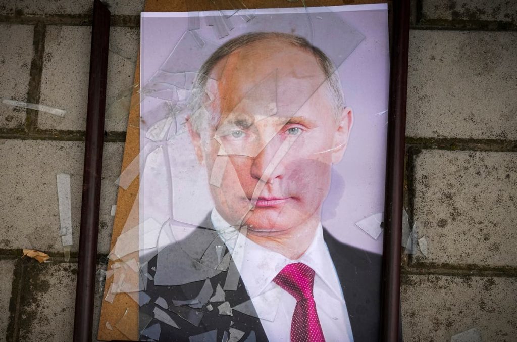 Ajudan Zelensky mengatakan Vladimir Putin 'hidup dalam ketakutan akan nyawanya saat tentara mundur'