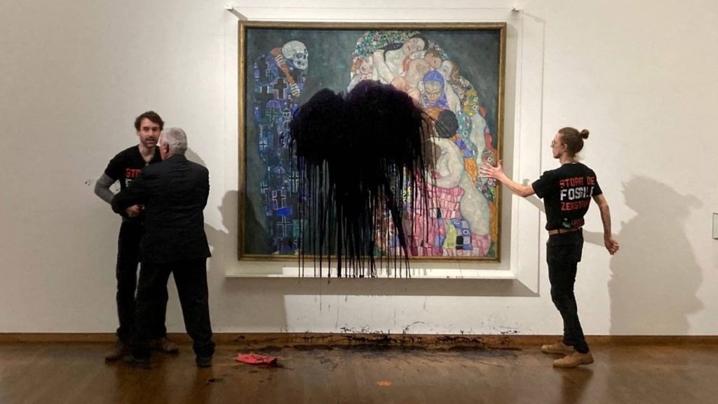 Aktivis iklim memercikkan minyak hitam pada lukisan Klimt di Wina