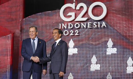 Menteri Luar Negeri Rusia Sergei Lavrov menyapa Presiden Indonesia Joko Widodo saat tiba di KTT Pemimpin G20 di Bali.