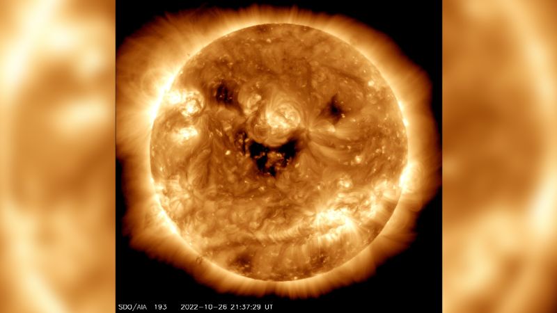 NASA mengambil gambar aneh matahari 'tersenyum'