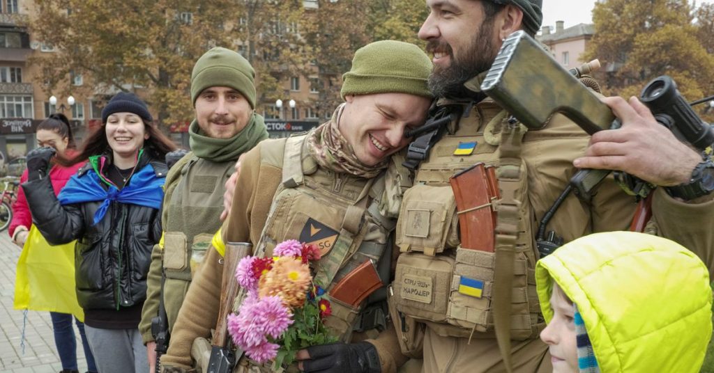 Pasukan Ukraina menerima bunga di Kherson setelah penarikan Rusia