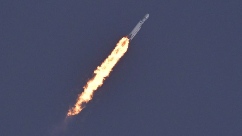 Peluncuran Falcon Heavy, roket terkuat di dunia dari SpaceX