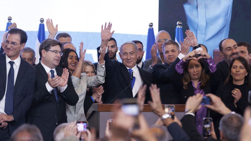 Perdana Menteri Israel Yair Lapid mengucapkan selamat kepada Benjamin Netanyahu atas kemenangan pemilihannya