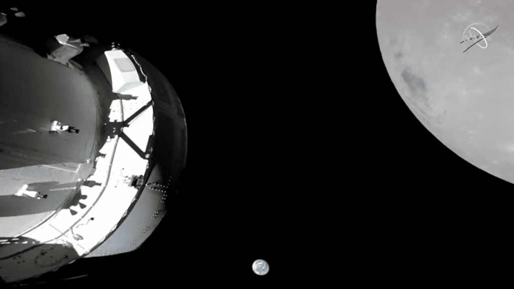 Pesawat ruang angkasa Artemis 1 Orion melesat di dekat bulan dengan mesin kritis yang terbakar