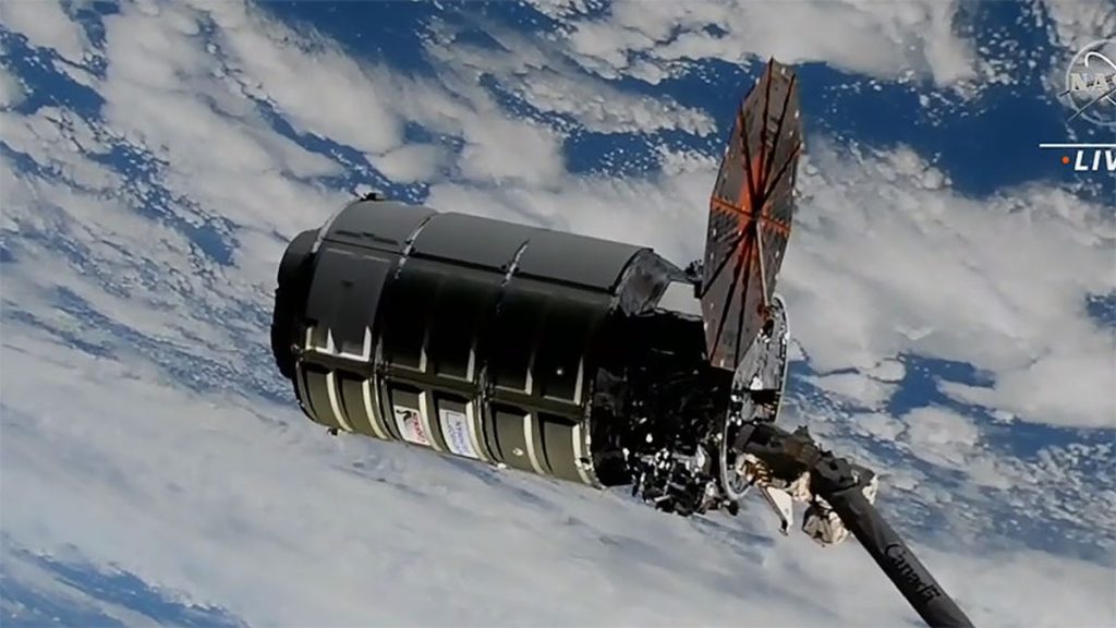 Pesawat ruang angkasa Cygnus tiba di Stasiun Luar Angkasa Internasional dengan satu susunan surya yang berfungsi