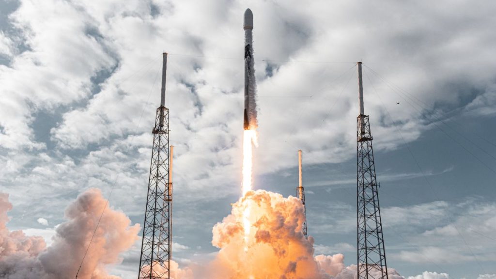 Tonton SpaceX meluncurkan satelit komunikasi baru Selasa (22 November)