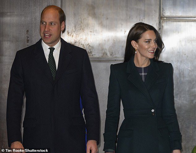 Pangeran dan Putri baru saja tiba di Boston setelah ibu baptis William dituduh membuat pernyataan rasis di sebuah acara yang diselenggarakan oleh Ratu Camilla, yang dituduh melakukan perilaku rasis.