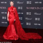 Julianne Hough bersinar dengan gaun merah di Festival Film Laut Merah di Arab Saudi