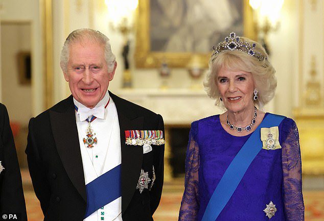 Sumber kerajaan menggambarkan bagaimana Raja Charles dan Ratu Camilla 