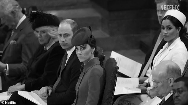 Sebuah gambar yang digunakan dalam teaser Netflix menunjukkan Kate dengan wajah sekeras batu di Westminster Abbey selama kebaktian Persemakmuran, dengan Meghan duduk di belakangnya.  Itu diambil setelah ketidaksepakatan atas rencana tempat duduk