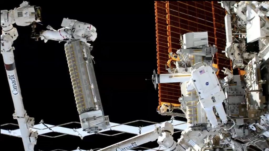 Astronot memasang susunan surya baru di luar Stasiun Luar Angkasa Internasional - Spaceflight Now