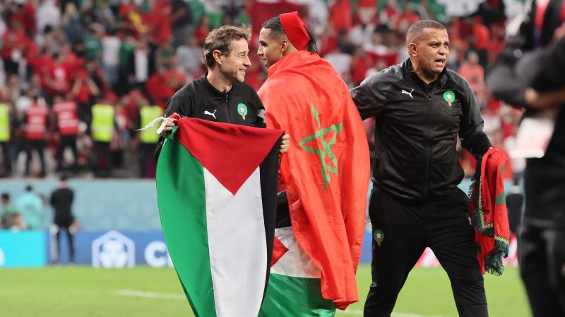 Bendera Palestina dikibarkan di lapangan saat Maroko merayakan kemenangan bersejarah Piala Dunia