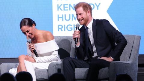 Pasangan itu tertawa saat mengobrol dengan Kerry Kennedy di atas panggung selama acara berlangsung. 