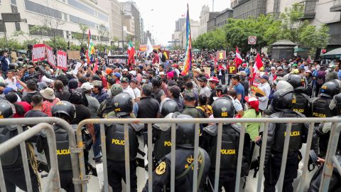 Petugas polisi berjaga-jaga ketika orang-orang berkumpul di luar Kongres Peru setelah Presiden Pedro Castillo mengatakan dia akan membubarkan majelis itu pada 7 Desember.