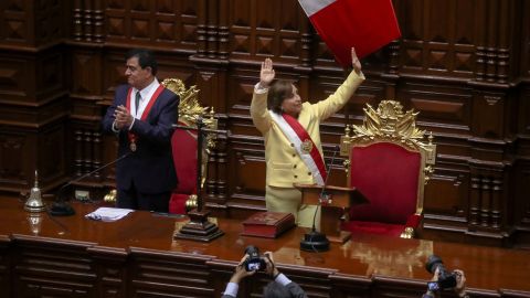 Wakil Presiden Peru Dina Boloart menghadiri upacara pelantikan di Lima, Peru. 