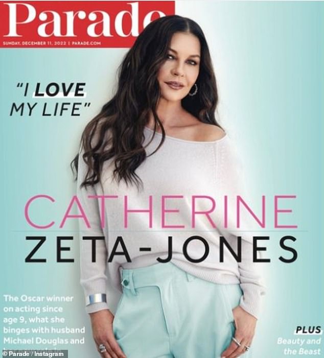 Masih cantik: Catherine Zeta-Jones meluncurkan sampul baru Parade dengan jaket off-the-shoulder yang chic dan celana pirus