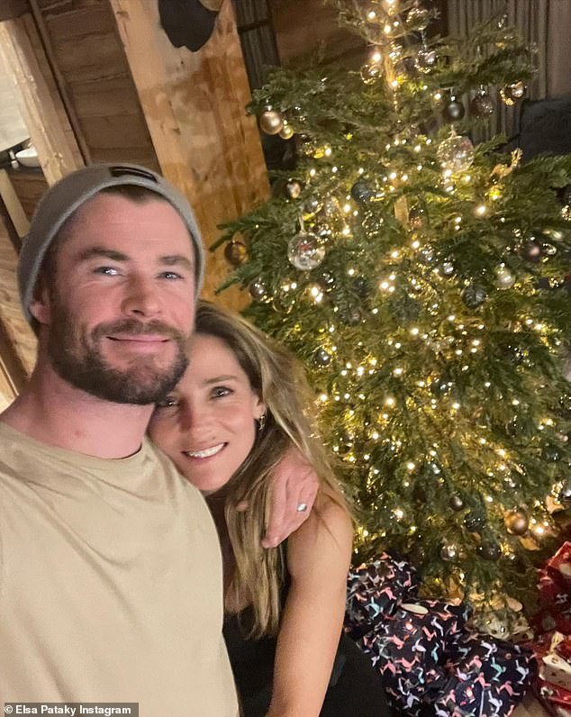 Bintang Hollywood Chris Hemsworth dan istrinya Elsa Pataky (foto) memposting video lucu hari Sabtu tentang tradisi liburan dengan faktor risiko tinggi.