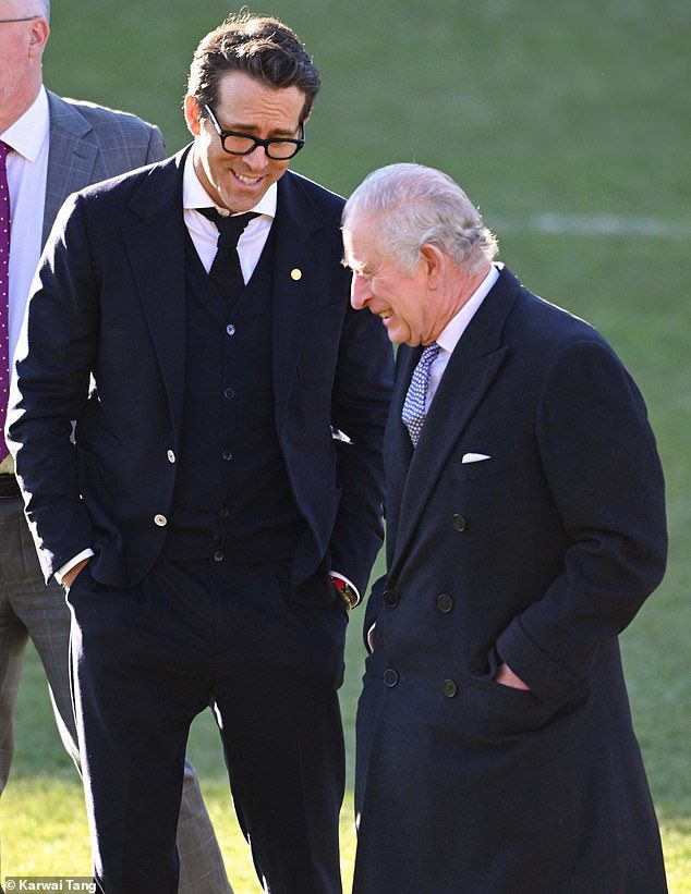 Raja Charles tampaknya berbagi lelucon dengan Hollywood A-Leicester Ryan Reynolds - yang membeli klub sepak bola Welsh pada Februari 2021