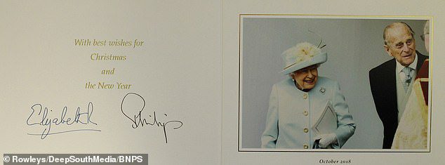 Foto ini menunjukkan kartu Natal dari mendiang Ratu dan Pangeran Philip