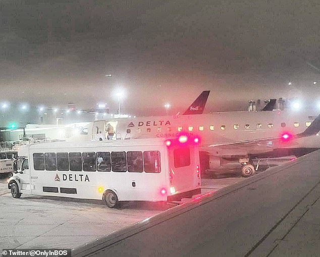 Salju telah membatalkan 36 penerbangan dari Boston, dengan beberapa penumpang diskors dari pesawat mereka hingga enam jam