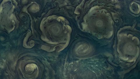 Juno menangkap badai paling utara Jupiter, terlihat di kanan sepanjang tepi bawah gambar.