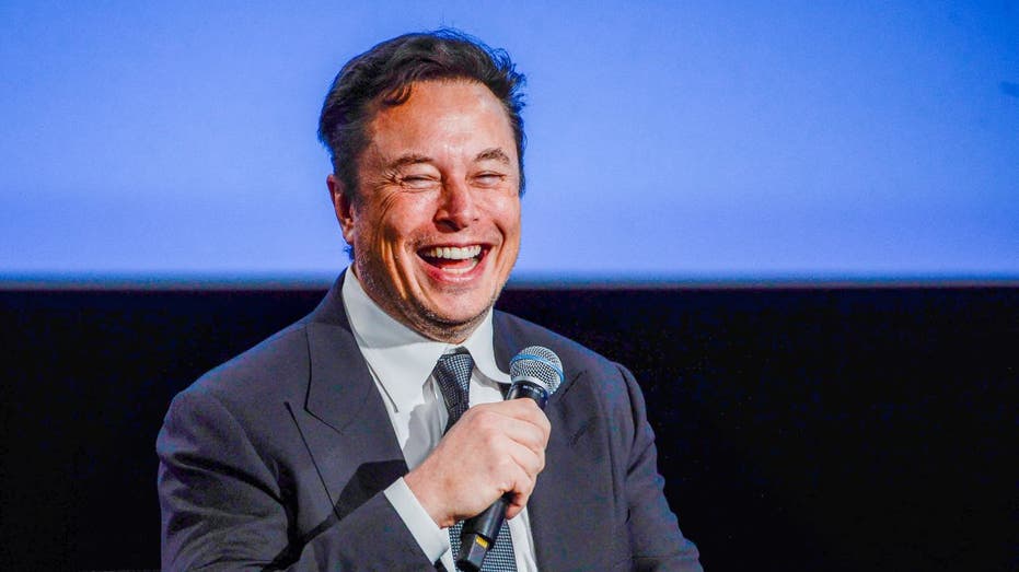 Elon Musk berbicara pada sebuah pertemuan di Norwegia