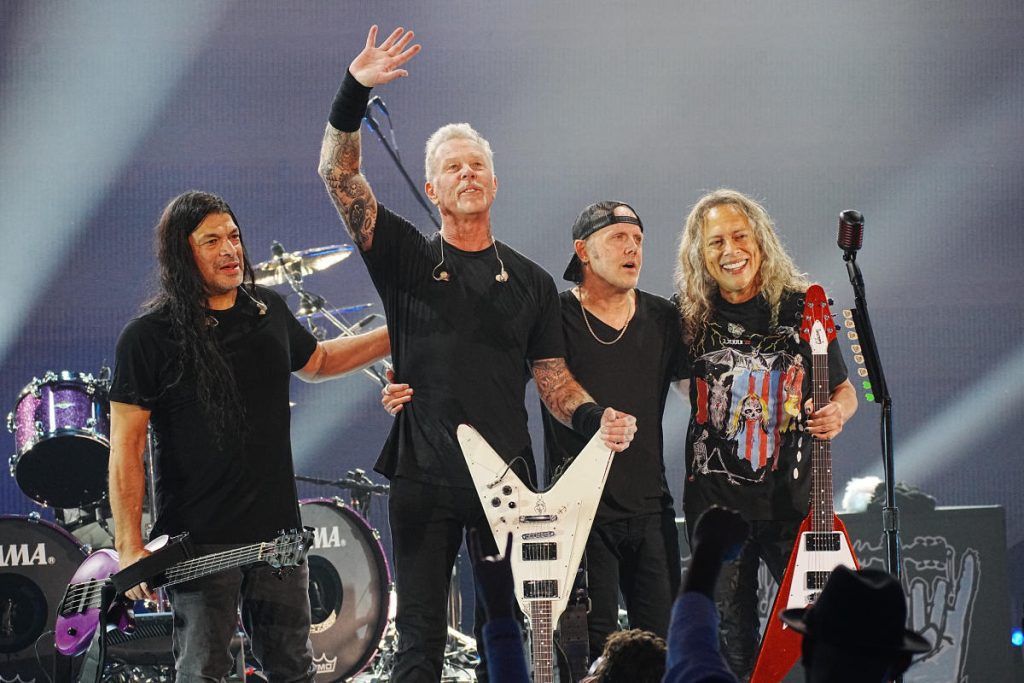Metallica kembali ke panggung setelah kehilangan gugatan mereka, dan menang di acara amal Helping Hands