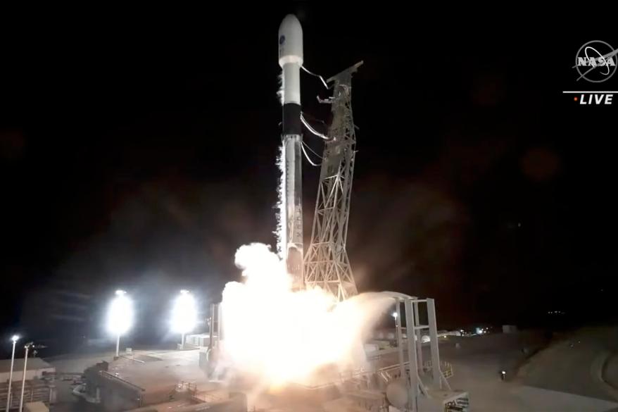 Roket SpaceX yang membawa air permukaan dan medan laut satelit lepas landas dari Vandenberg Space Force Base di California, Jumat, 16 Desember 2022.
