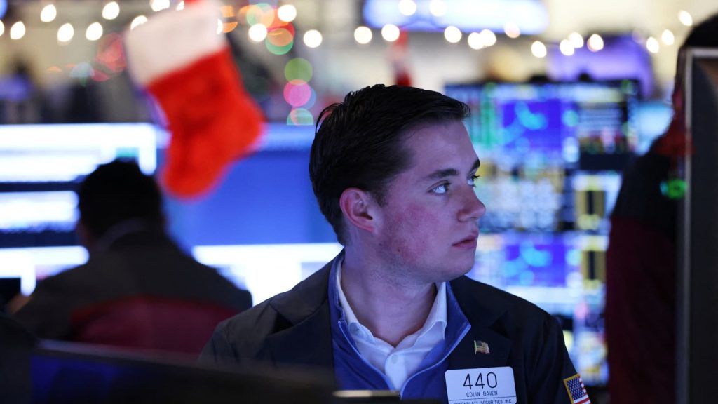 Aksi jual awal mendapatkan momentum, dengan Dow kehilangan 700 poin karena kekhawatiran resesi meningkat di Wall Street.