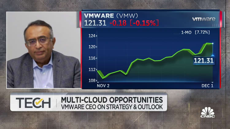 Hampir 75% pelanggan kami menggunakan banyak cloud dan pusat data, kata CEO VMware