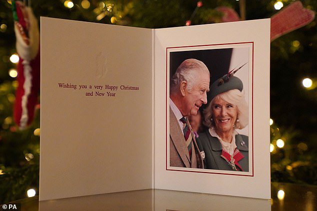 Raja Charles III telah mengeluarkan kartu ulang tahun pertamanya sejak naik takhta;  Kartu tersebut menampilkan gambar Raja dan Ratu yang digambarkan pada tanggal 3 September - lima hari sebelum kematian Ratu - di Royal Braemar Gathering di Dataran Tinggi