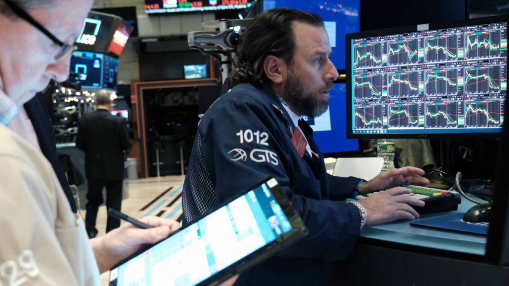 Dow Jones turun lebih dari 300 poin karena Wall Street menuju penurunan mingguan berturut-turut
