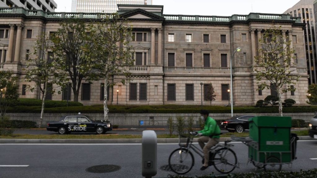 Nikkei 225 turun lebih dari 2% setelah Bank of Japan memperluas target imbal hasil, yen menguat