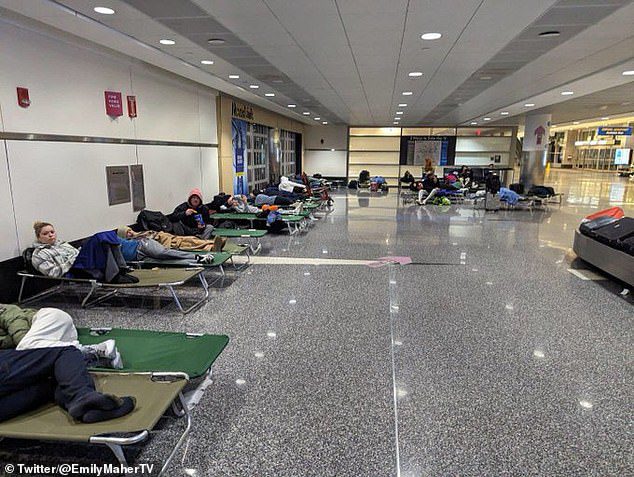 Penumpang, beberapa di antaranya terjebak di Bandara Logan selama lebih dari 12 jam, mengatakan semua hotel sudah dipesan dan awak pesawat telah meletakkan tempat tidur bayi di lantai bandara.