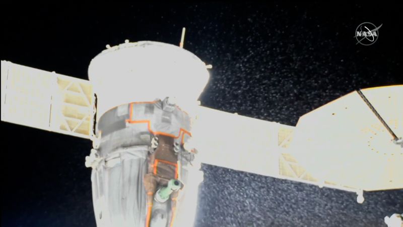 Pesawat ruang angkasa Soyuz berlabuh di kebocoran cairan pendingin di Stasiun Luar Angkasa Internasional